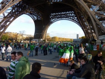 Журналистка попала под разгон толпы болельщиков слезоточивым газом в Париже