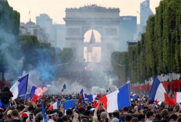 Хаос во Франции: Двое погибших и бой с полицией (ВИДЕО)