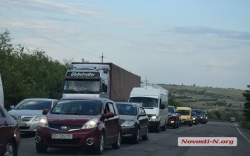 На трассе «Николаев-Ульяновка» столкнулись два грузовика, микроавтобус и автомобиль, образовалась большая автопробка