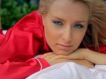Известная украинская певица засветила огромный беременный живот