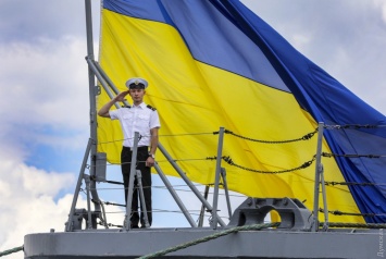 Учения: шестерка артиллерийских катеров атаковала флагманский фрегат ВМСУ с президентом Украины на борту
