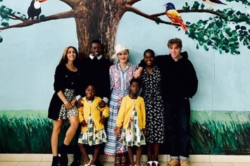 Мадонна со всеми своими детьми приехала в Малави и показала редкий семейный снимок