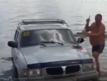 Воронежцы возмущаются купанием «Волги» в водоеме