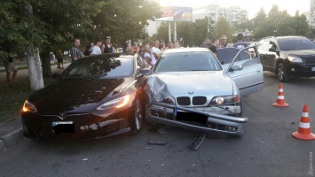 В Одессе подросток на отцовском BMW с литовскими номерами врезался в "Теслу"