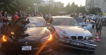 ДТП, стрельба, погоня босиком: в Одессе школьник на "евробляхах" развалил Tesla (ВИДЕО)