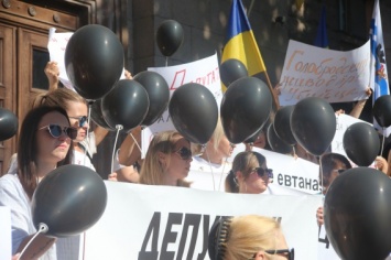 Противники эвтаназии бродячих собак пикетируют Николаевскую мэрию с черными шарами