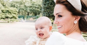 Фото дня! В сеть попал снимок с улыбающимся двухмесячным принцем Луи