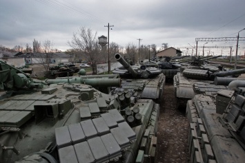 "Юные блогеры" нашли абсолютно новые танки на заброшенном полигоне: видео прислали волонтеру в соцсети