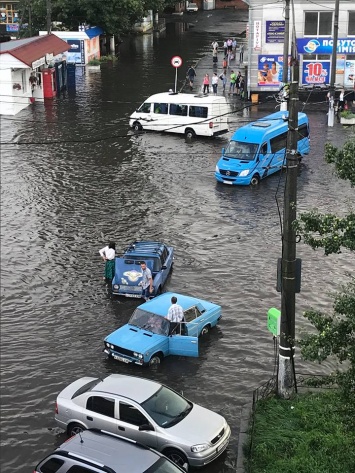 Смытые номерные знаки и вода по колено. Улицы Хмельницкого затопил ливень. Фото и видео