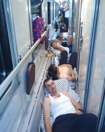 Из-за чьей-то беспечности полицейские ехали в поезде из Сочи стоя