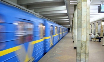 Киевляне продают карточки метро, пополненные по старым тарифам (фото)