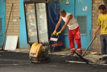 Возле "Запорожья-2" ремонтируют аварийные тротуары (Фото)
