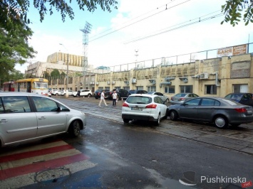 Неподелившие дорогу автомобили остановили движение двух трамвайных маршрутов у Музкомедии. Фото