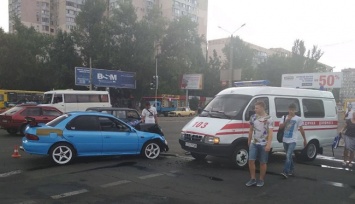 ДТП на Днепропетровской дороге: Subaru не уступил дорогу скорой помощи