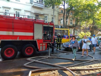 Пожар в центре Одессы: пострадали сразу несколько помещений, а спасатели перекрыли Екатерининскую. Фото
