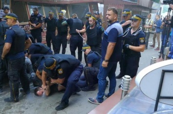 В Днепре снос киосков закончился потасовкой с полицией