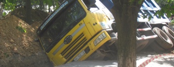 В Мариуполе грузовик упал в яму, - ФОТО+ВИДЕО