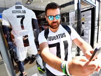 За первые сутки после перехода Роналду в "Ювентус" фанаты купили более полумиллиона его футболок - СМИ