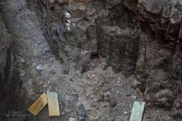 В Симферополе на территории школы обнаружили старинное крымскотатарское кладбище