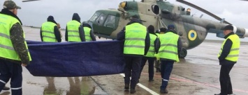 В Днепр вертолетом эвакуировали бойца, подорвавшегося на мине: врачи борются за его жизнь