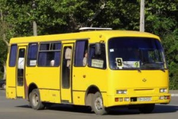 Неадекватный пассажир: в Черноморске мужчина избил женщину в маршрутке, видео