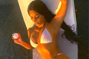 Ким Кардашьян опубликовала в Instagram фото в бикини в поддержку своей линии ароматов