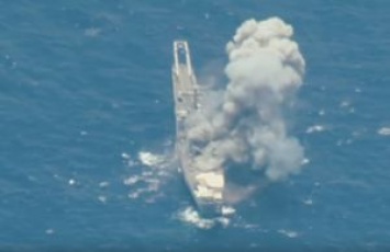 Появилось видео, как возле Гавайев разбомбили американский корабль USS Racine
