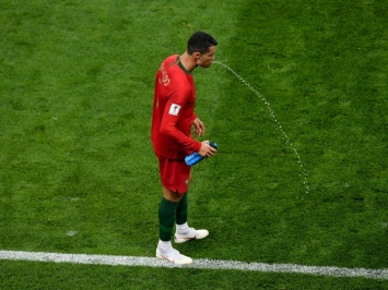 Почему футболисты выплевывают, а не пьют воду во время матча