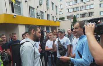 В Киеве активисты С14 подрались с журналистом. Видео