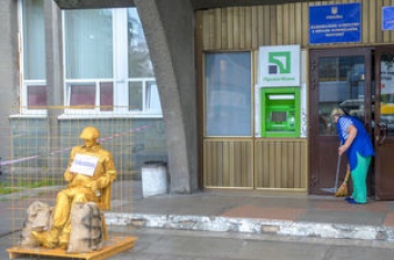 Перед зданием НАПК установили "золотой" памятник коррупционеру. Фото