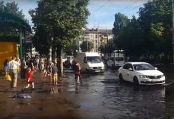 Мощный ливень прошел в Житомире и превратил улицы города в озера (видео)