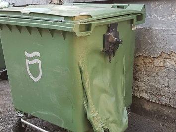 Горячо: в центре Днепра растекается мусорный бак