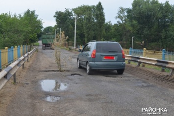 В Запорожской области автомобилисты молятся, пока едут по мосту (ФОТО)