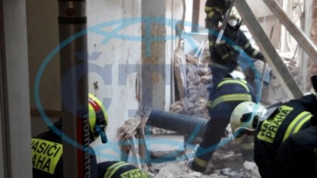 Трое гастарбайтеров с Украины оказались под завалами дома в Праге