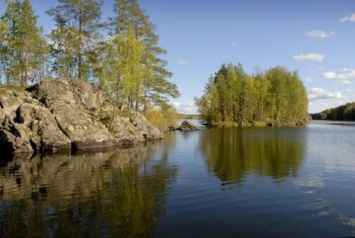 Ученые объяснили причину свечения озер в Карелии