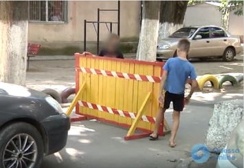 Требуют денег: в Одессе дети перекрыли межквартальный проезд (видео)