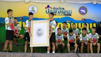 Спасенные из тайской пещеры дети поблагодарили семью погибшего дайвера