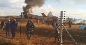 В ЮАР сняли крушение раритетного самолета (ВИДЕО)