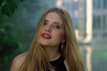 17-летняя дочь Александра Малинина выпустила дебютный клип на песню "Лев Толстой"