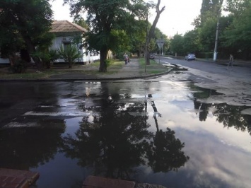В центре Николаева опять разлилась канализационная "река"