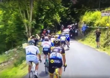 Велосипедист перепрыгнул через участников Tour de France