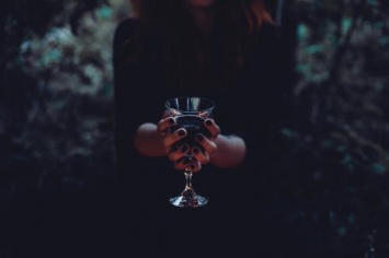 «Дьявольское зелье»: В Британии продают проклятый ведьмой алкоголь