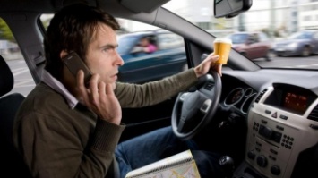 Разговор по телефона за рулем: какие штрафы ждут водителей