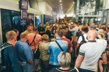 Туристы в Борисполе сутки ждали рейс под прицелом автоматов