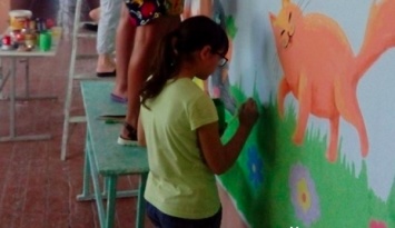 В Запорожской области стены школьного коридора разрисовали котами