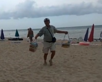 Продавец креветки в Кирилловке повеселил пляж, позабыв о товара (видео)