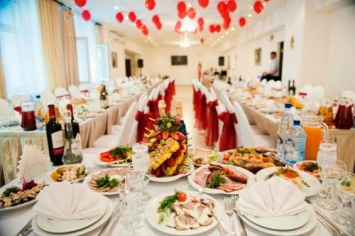 На свадьбе 140 гостей накормили едой, которая должна была отправиться на свалку