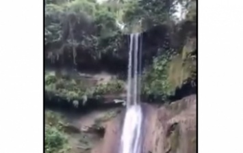 Мужчина прыгнул с водопада ради забавы и утонул