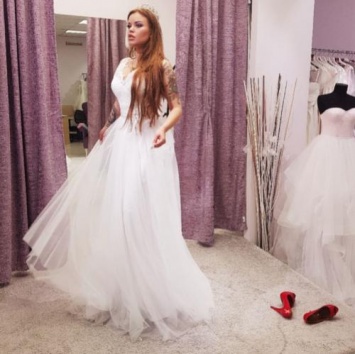 Олеся Малибу не может выбрать платье для свадьбы с «руки-базуки»
