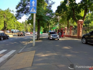 И по встречке, и по тротуарам: автохамы в Одессе «усовершенствовали» старый трюк. Видео